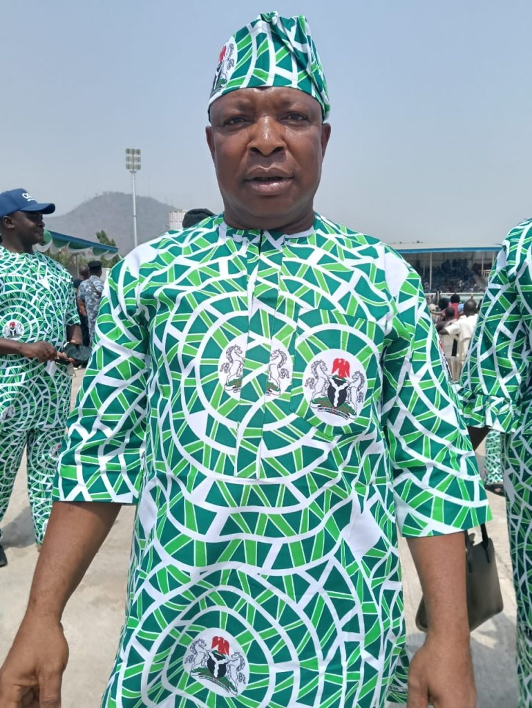 he Acting Oche Achadu Agbokete, Samson Alfa, has donated Solar Energy street lights worth thousands of naira to his community, Agbokete, in Igalamela/Odolu Local Government Area of Kogi state.